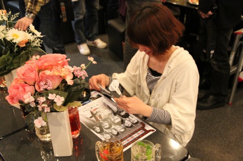 画像ギャラリー No.023のサムネイル画像 / 「龍が如く4 伝説を継ぐもの」のキャバ嬢キャストとリアルで“ダーツ“や“カラオケ”を楽しむとこうなるようです。発売記念イベント潜入レポート