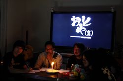 画像ギャラリー No.002のサムネイル画像 / 大人気のサウンドクリエイター出演番組が困窮? 住宅街でひっそり行われた「『おとや(貧)』 〜酒がたりないぜ!〜」の現場に潜入