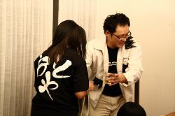 画像ギャラリー No.008のサムネイル画像 / 大人気のサウンドクリエイター出演番組が困窮? 住宅街でひっそり行われた「『おとや(貧)』 〜酒がたりないぜ!〜」の現場に潜入