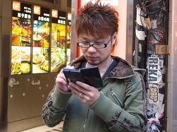 社会学者 鈴木謙介氏に，現代社会におけるコミュニケーション論や，そこでゲームが果たす役割について聞いた――「ラブプラス」を中心に