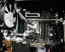 画像ギャラリー No.002のサムネイル画像 / GTX 980×2と液冷ユニット付きi7-5930K採用のゲームPCがStormから