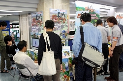 画像ギャラリー No.004のサムネイル画像 / ヨドバシカメラ マルチメディア横浜にスペランカーが来店!? 開発者による裏話も飛び出したPS3「3Dドットゲームヒーローズ」記念式典をレポート