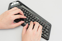 画像集#011のサムネイル/Mad Catz「S.T.R.I.K.E. M」レビュー。PCとMac,Android,iOS対応の“見た目最重視”なBluetoothキーボードをPS4で使ってみた