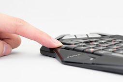 画像集#012のサムネイル/Mad Catz「S.T.R.I.K.E. M」レビュー。PCとMac,Android,iOS対応の“見た目最重視”なBluetoothキーボードをPS4で使ってみた