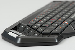 画像集#027のサムネイル/Mad Catz「S.T.R.I.K.E. M」レビュー。PCとMac,Android,iOS対応の“見た目最重視”なBluetoothキーボードをPS4で使ってみた