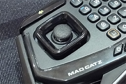 画像集 No.003のサムネイル画像 / ［CES 2016］Mad Catzがまた奇抜なゲームパッドを提案。今度はBluetooth接続で小型キーボード付きの「S.U.R.F. R」