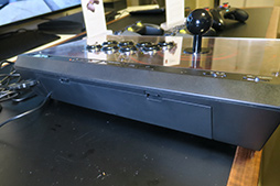 画像ギャラリー No.019のサムネイル画像 / Mad Catzから新型アーケードスティック「E.G.O.」が登場。カスタマイズ性重視のゲームパッドや新型マウスも合わせてレポート