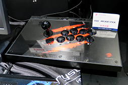 画像ギャラリー No.027のサムネイル画像 / Mad Catzから新型アーケードスティック「E.G.O.」が登場。カスタマイズ性重視のゲームパッドや新型マウスも合わせてレポート