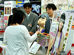 画像ギャラリー No.010のサムネイル画像 / 「大神伝 〜小さき太陽〜」発売記念。店頭抽選会を訪れた江城プロデューサーと松下ディレクターのショートインタビューを掲載