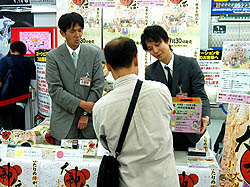 画像ギャラリー No.011のサムネイル画像 / 「大神伝 〜小さき太陽〜」発売記念。店頭抽選会を訪れた江城プロデューサーと松下ディレクターのショートインタビューを掲載