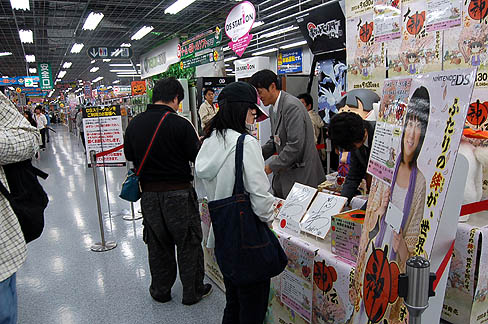 画像ギャラリー No.012のサムネイル画像 / 「大神伝 〜小さき太陽〜」発売記念。店頭抽選会を訪れた江城プロデューサーと松下ディレクターのショートインタビューを掲載