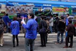 画像ギャラリー No.009のサムネイル画像 / 豪華声優陣のサイン入り色紙をかけて熱い対戦が繰り広げられた,「TATSUNOKO VS. CAPCOM ULTIMATE ALL-STARS」店頭“対戦”会にはプロデューサーの新妻良太氏も登場