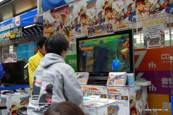 画像ギャラリー No.015のサムネイル画像 / 豪華声優陣のサイン入り色紙をかけて熱い対戦が繰り広げられた,「TATSUNOKO VS. CAPCOM ULTIMATE ALL-STARS」店頭“対戦”会にはプロデューサーの新妻良太氏も登場