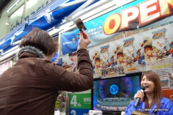 画像ギャラリー No.016のサムネイル画像 / 豪華声優陣のサイン入り色紙をかけて熱い対戦が繰り広げられた,「TATSUNOKO VS. CAPCOM ULTIMATE ALL-STARS」店頭“対戦”会にはプロデューサーの新妻良太氏も登場