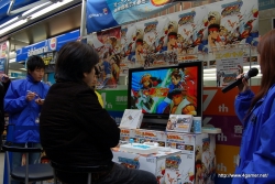 画像ギャラリー No.018のサムネイル画像 / 豪華声優陣のサイン入り色紙をかけて熱い対戦が繰り広げられた,「TATSUNOKO VS. CAPCOM ULTIMATE ALL-STARS」店頭“対戦”会にはプロデューサーの新妻良太氏も登場