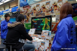 画像ギャラリー No.020のサムネイル画像 / 豪華声優陣のサイン入り色紙をかけて熱い対戦が繰り広げられた,「TATSUNOKO VS. CAPCOM ULTIMATE ALL-STARS」店頭“対戦”会にはプロデューサーの新妻良太氏も登場