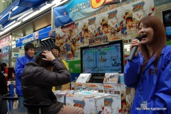 画像ギャラリー No.021のサムネイル画像 / 豪華声優陣のサイン入り色紙をかけて熱い対戦が繰り広げられた,「TATSUNOKO VS. CAPCOM ULTIMATE ALL-STARS」店頭“対戦”会にはプロデューサーの新妻良太氏も登場