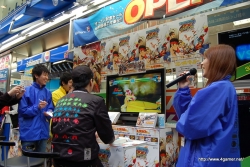 画像ギャラリー No.022のサムネイル画像 / 豪華声優陣のサイン入り色紙をかけて熱い対戦が繰り広げられた,「TATSUNOKO VS. CAPCOM ULTIMATE ALL-STARS」店頭“対戦”会にはプロデューサーの新妻良太氏も登場