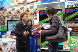 画像ギャラリー No.023のサムネイル画像 / 豪華声優陣のサイン入り色紙をかけて熱い対戦が繰り広げられた,「TATSUNOKO VS. CAPCOM ULTIMATE ALL-STARS」店頭“対戦”会にはプロデューサーの新妻良太氏も登場