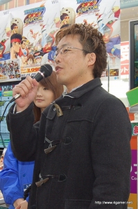 画像ギャラリー No.036のサムネイル画像 / 豪華声優陣のサイン入り色紙をかけて熱い対戦が繰り広げられた,「TATSUNOKO VS. CAPCOM ULTIMATE ALL-STARS」店頭“対戦”会にはプロデューサーの新妻良太氏も登場