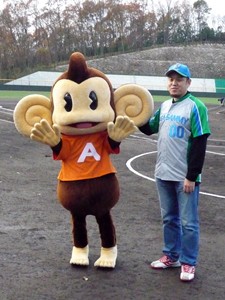 画像ギャラリー No.001のサムネイル画像 / 学童軟式野球大会に「スーパーモンキーボール」のアイアイが登場