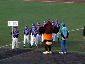 画像ギャラリー No.002のサムネイル画像 / 学童軟式野球大会に「スーパーモンキーボール」のアイアイが登場