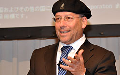 画像ギャラリー No.002のサムネイル画像 / IntelでPC製品部門を統括するMooly Eden氏,Sandy Bridgeの性能を強調。Atomベースのタブレットやスマートフォンも公開