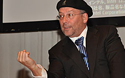 画像ギャラリー No.010のサムネイル画像 / IntelでPC製品部門を統括するMooly Eden氏,Sandy Bridgeの性能を強調。Atomベースのタブレットやスマートフォンも公開