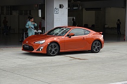 ꡼ No.015 | ¼֤ǤԤGT5ǺƸȥ西ǥ󥽡ݥեˡǥΥܤޤ줿CAN-Gateway ECUȯɽݡ