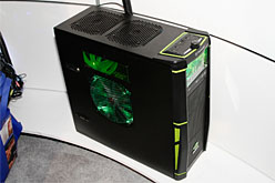 画像ギャラリー No.004のサムネイル画像 / NVIDIA,Fermiベースの次世代GeForce「GF100」液冷3-way SLI動作をデモ