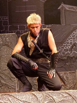 画像集#003のサムネイル/「天誅」舞台版の公演が開始。迫力のアクションや最新の映像技術による見応えある忍者活劇をレポート