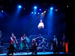 画像集#009のサムネイル/「天誅」舞台版の公演が開始。迫力のアクションや最新の映像技術による見応えある忍者活劇をレポート