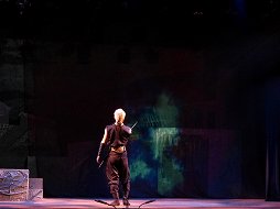 画像集#015のサムネイル/「天誅」舞台版の公演が開始。迫力のアクションや最新の映像技術による見応えある忍者活劇をレポート