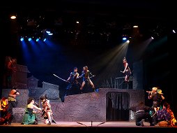 画像集#020のサムネイル/「天誅」舞台版の公演が開始。迫力のアクションや最新の映像技術による見応えある忍者活劇をレポート