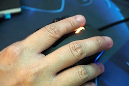 ������#010�Υ���ͥ���/��COMPUTEX��ROCCAT�ο�����ե饰���åץޥ�����Tyon�פϥ��ʥ�������ȥ������դ�