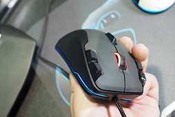 ������#014�Υ���ͥ���/��COMPUTEX��ROCCAT�ο�����ե饰���åץޥ�����Tyon�פϥ��ʥ�������ȥ������դ�