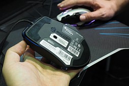 ������#016�Υ���ͥ���/��COMPUTEX��ROCCAT�ο�����ե饰���åץޥ�����Tyon�פϥ��ʥ�������ȥ������դ�