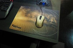 ������#024�Υ���ͥ���/��COMPUTEX��ROCCAT�ο�����ե饰���åץޥ�����Tyon�פϥ��ʥ�������ȥ������դ�