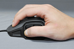 画像ギャラリー No.032のサムネイル画像 / 「ROCCAT Nyth」レビュー。左サイドの最大12ボタンを自由にカスタマイズできるマウスは,ズバリ買いなのか