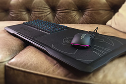 画像ギャラリー No.006のサムネイル画像 / 「ソファに座ってのゲームプレイ」用のマウスパッド一体型キーボード「ROCCAT Sova」が国内発売決定