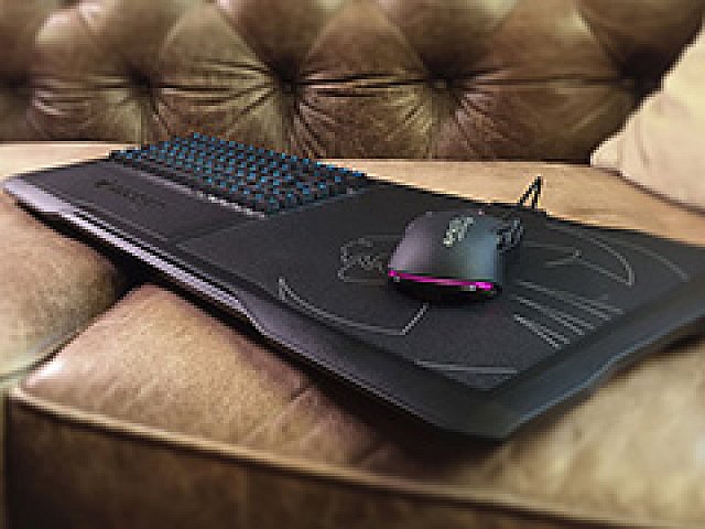 ソファに座ってのゲームプレイ」用のマウスパッド一体型キーボード