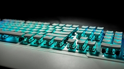 画像ギャラリー No.006のサムネイル画像 / 重さ約66gのROCCAT製マウス「KONE PURE ULTRA」が国内発売。銀色ボディに白いキーのキーボード「VULCAN 122 AIMO」も登場