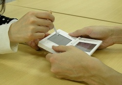 画像ギャラリー No.015のサムネイル画像 / 本体を逆さ持ちにして遊ぶ,一風変ったDSiウェア「サカサドロップス」「逆シューティング」が本日発売