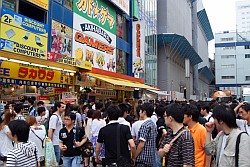 画像ギャラリー No.001のサムネイル画像 / 秋葉原ゲーマーズ本店が騒然!「BLAZBLUE CONTINUUM SHIFT」発売記念抽選会&サイン会が開催