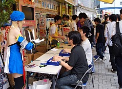 画像ギャラリー No.007のサムネイル画像 / 秋葉原ゲーマーズ本店が騒然!「BLAZBLUE CONTINUUM SHIFT」発売記念抽選会&サイン会が開催