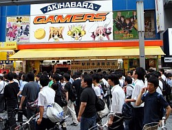 画像ギャラリー No.009のサムネイル画像 / 秋葉原ゲーマーズ本店が騒然!「BLAZBLUE CONTINUUM SHIFT」発売記念抽選会&サイン会が開催