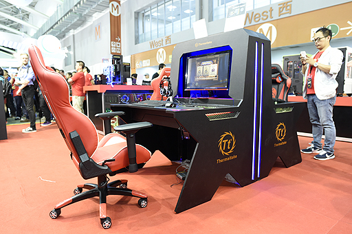 ���������꡼ No.002�Υ���ͥ������ / ��COMPUTEX��Tt eSPORTS�Ϥɤ��عԤ��� ����ʥ������ѥǥ����ȥ�������Ʋ��Ÿ��
