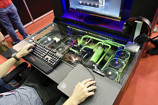 ���������꡼ No.005�Υ���ͥ������ / ��COMPUTEX��Tt eSPORTS�Ϥɤ��عԤ��� ����ʥ������ѥǥ����ȥ�������Ʋ��Ÿ��