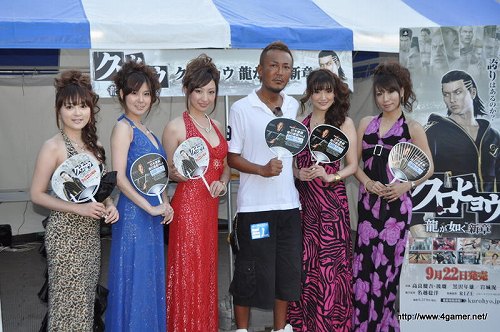 画像ギャラリー No.011のサムネイル画像 / 「クロヒョウ 龍が如く新章」体験会が実施された“2010神宮外苑花火大会”で,名越稔洋氏にショートインタビューを実施