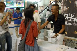 画像ギャラリー No.019のサムネイル画像 / 手島 優さんのトークには名越総合監督もタジタジ? 「クロヒョウ 龍が如く新章」発売記念イベントレポートを掲載